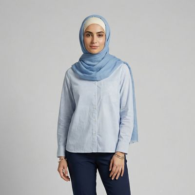 شومیز زنانه قد روی باسن تولیکا مدل 33006، آستین بلند، یقه برگردان، بسته شدن با دکمه، جنس پلیآمید و نخ، طرح راهراه و تنخور معمولی مناسب مجلسی و روزمره