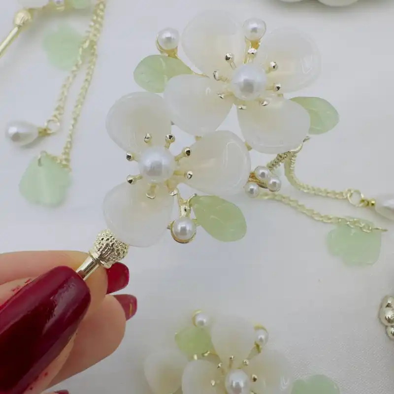 گیره مو زنانه مدل کانزاشی طرح برگ و مروارید