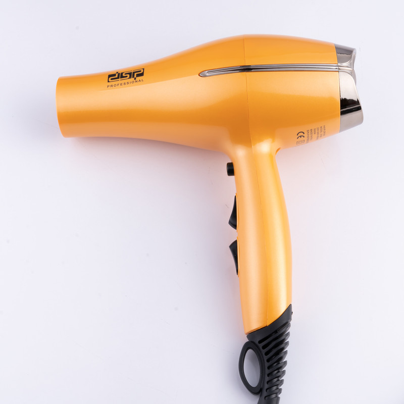 سشوار حرفه‌ای دی اس پی مدل 37006، موتور AC با توان مصرفی 1600 وات، دارای قابلیت باد سرد و فناوری تولید یون، دسته ارگونومیک، با حالت صاف‌کننده و حجم‌دهنده، وزن 350 گرم، تنظیم حرارت 3 حالته و کنترل سرعت 2 حالته، به همراه 2 سری متمرکزکننده