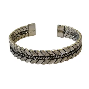 دستبند النگویی زنانه مدل گندمی ضربه وسط پیچ کد JW638