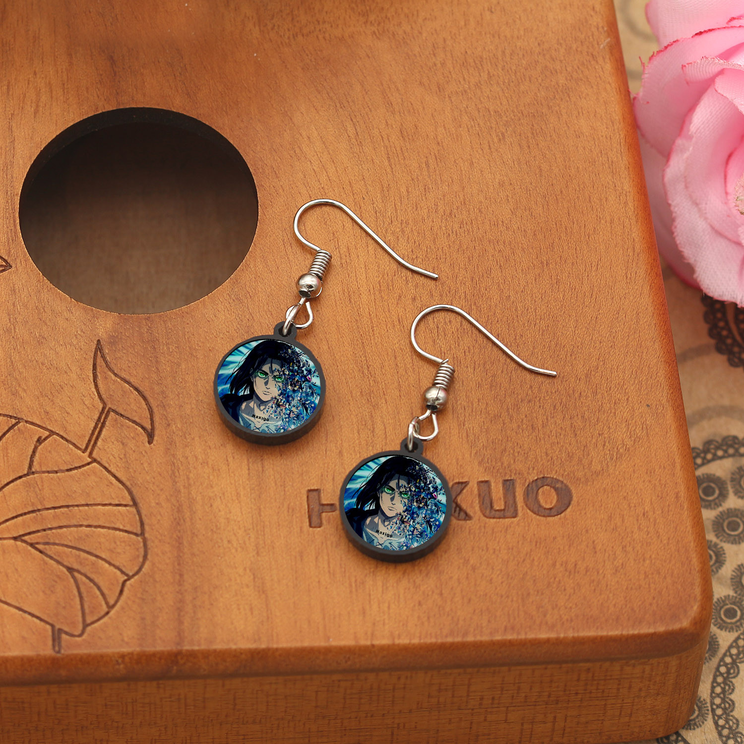 گوشواره زنانه ناکسیگو مدل شب تاب طرح حمله به تایتان کد ES7347 گوشواره زنانه ناکسیگو مدل شب تاب طرح حمله به تایتان کد ES7347