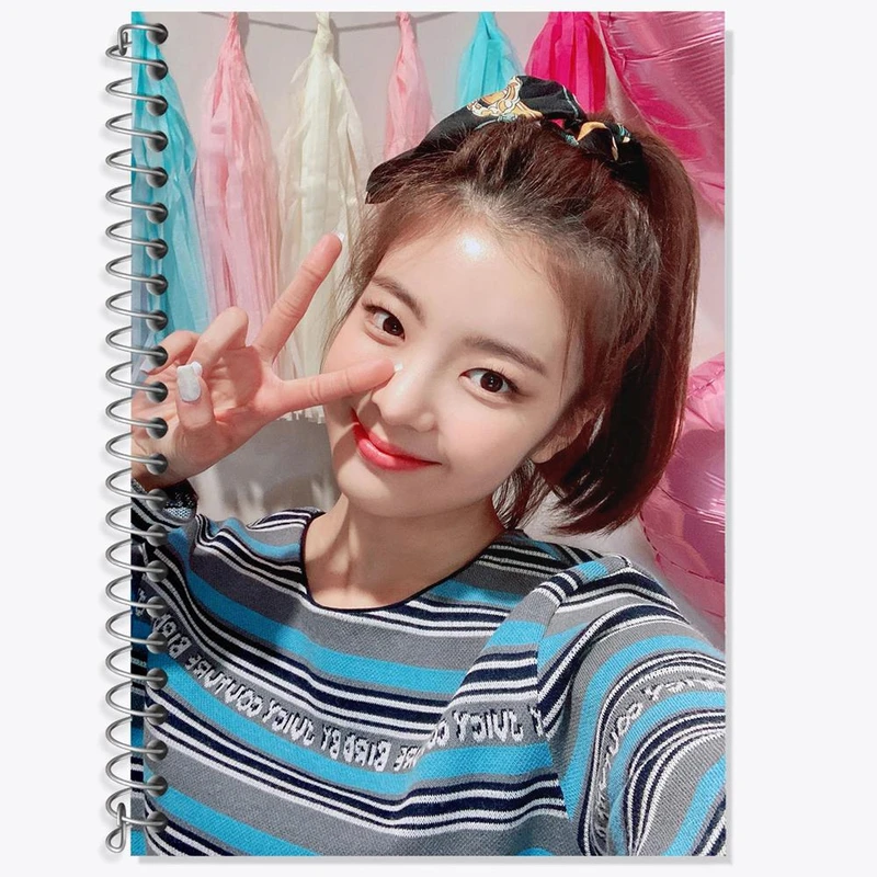 دفتر زبان 50 برگ خندالو مدل دو خط طرح لیا گروه ایتزی ITZY کد 20191