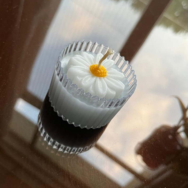 شمع دست ساز معطر مدل بابونه با رایحه دریا زمان اتمام 5 ساعت