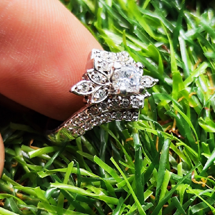 انگشتر نقره زنانه مدل سنگ برلیان اتمی کد 286