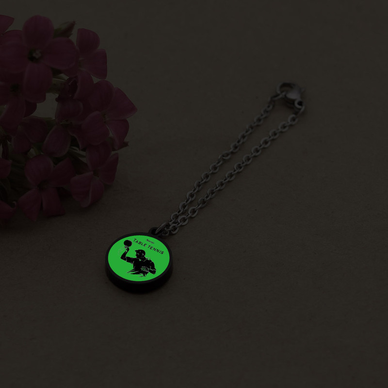 آویز ساعت زنانه ناکسیگو مدل شب تاب طرح تنیس روی میز کد AW9008