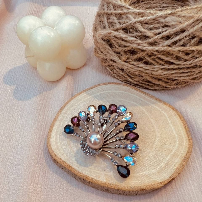 گل سینه زنانه مدل طاووس گل سینه زنانه مدل طاووس