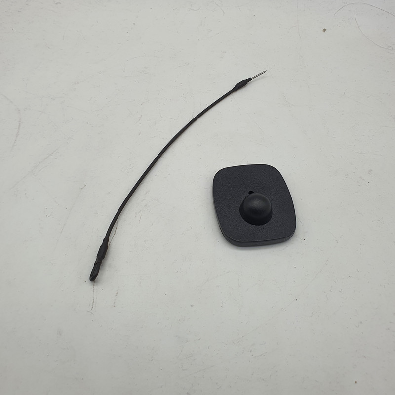 تگ لباس مدل M50 F8.2 به همراه بند نگهدارنده بسته 100 عددی