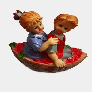 مجسمه مدل  دختر و پسر کشتی سوار