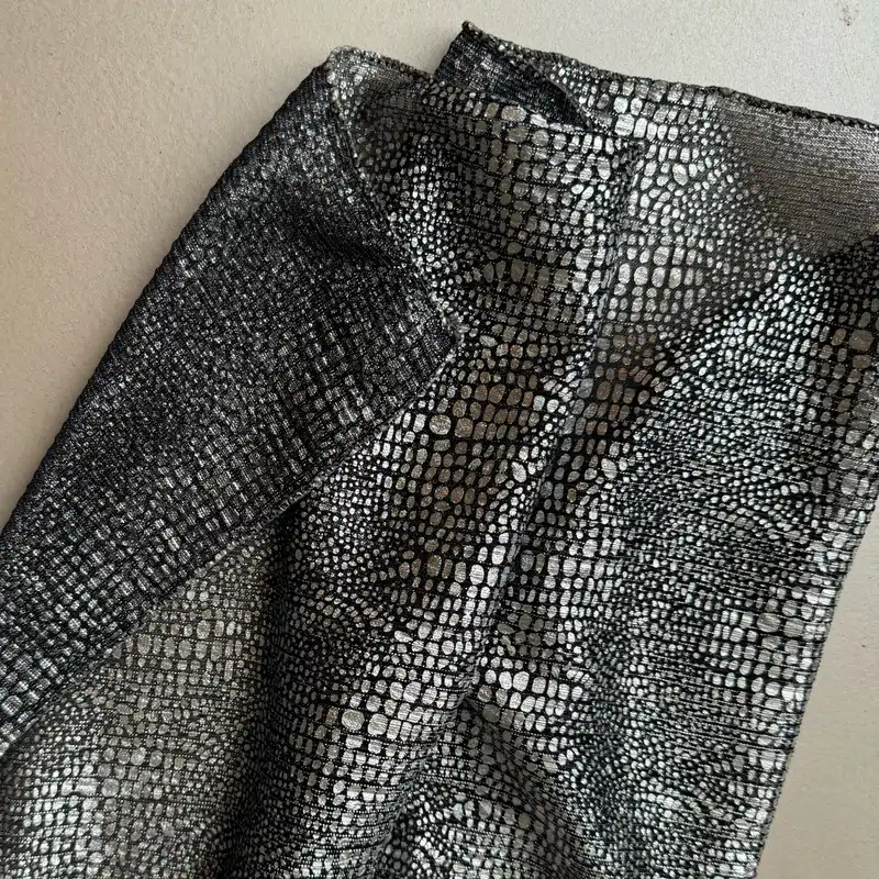 شال زنانه مدل حریر کش مجلسی مهمانی براق طرح پوست ماری