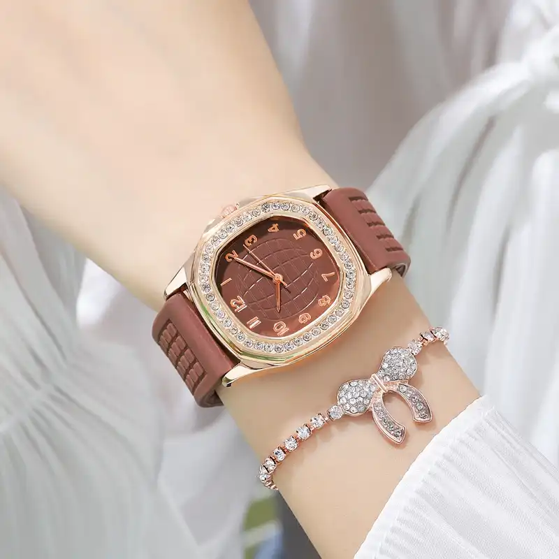 ساعت مچی عقربه ای زنانه مدل کلاسیک دور نگین بند پیو ضد آلرژی کد 4