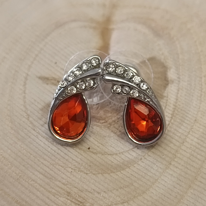 گوشواره زنانه مدل اشک نگین دار گوشواره زنانه مدل اشک نگین دار