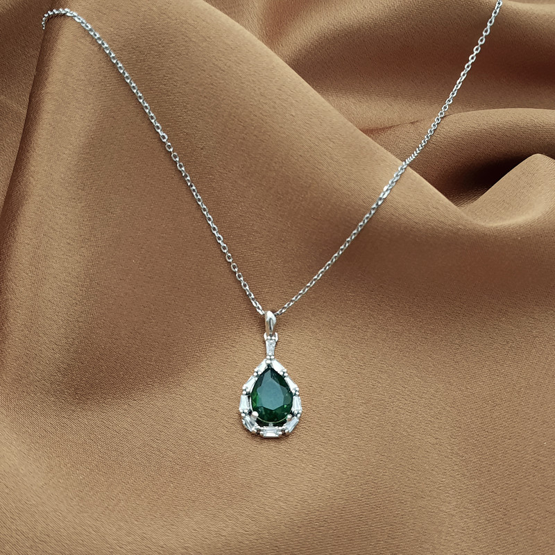 گردنبند نقره زنانه مدل اشک با سنگ طرح زمرد