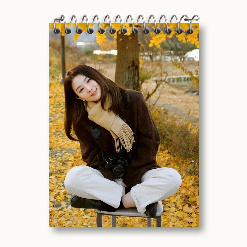 دفتر یادداشت 50 برگ خندالو مدل سولگی گروه رد ولوت Red Velvet کد 13011