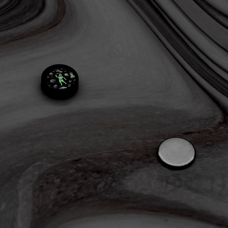 پیرسینگ گوش ناکسیگو مدل شب تاب طرح فضانوردی کد PM6376 پیرسینگ گوش ناکسیگو مدل شب تاب طرح فضانوردی کد PM6376