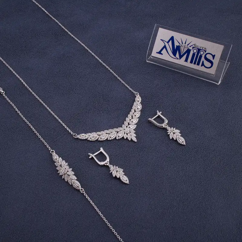 نیم ست نقره زنانه مدل برلیان امرالد AMT-N212