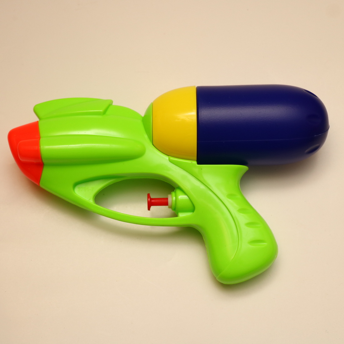 تفنگ آب پاش مدل مخزن دار