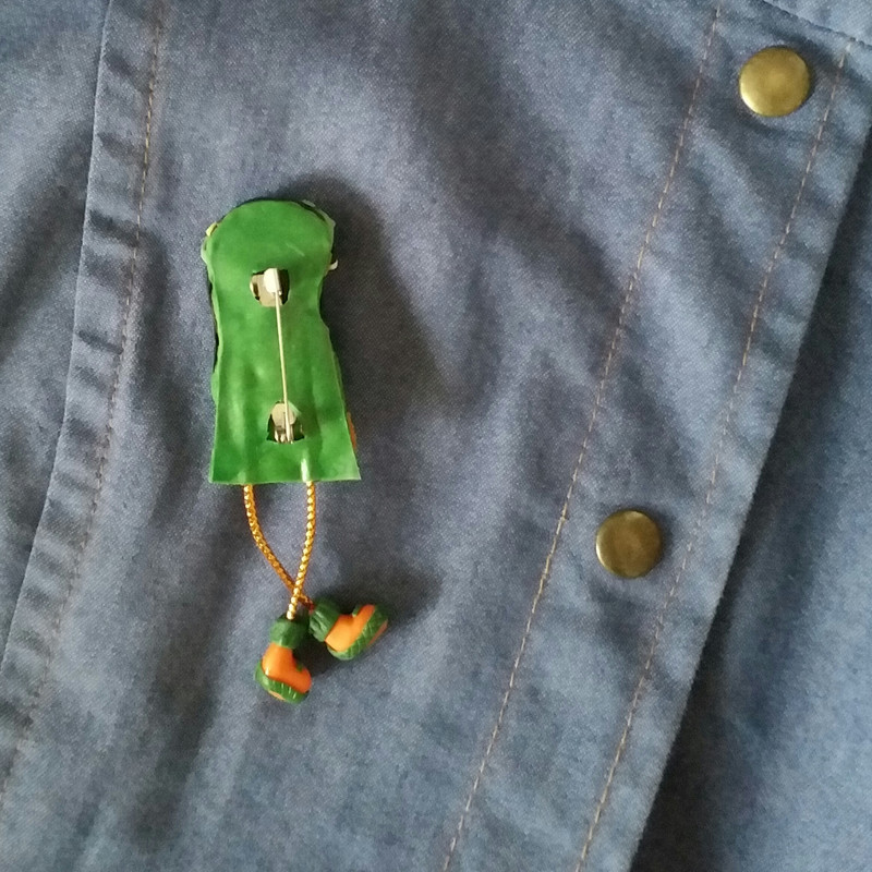 گل سینه دخترانه مدل دختر کتاب فروش SS105