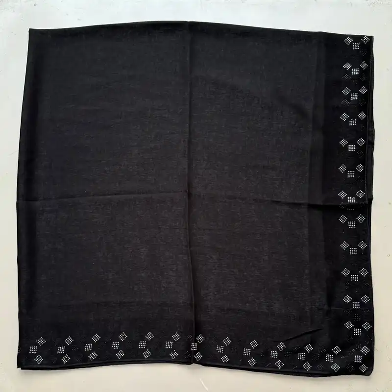 روسری زنانه مدل کوپرا پتینه مجلسی حاشیه نگین حرارتی آینه قواره 140