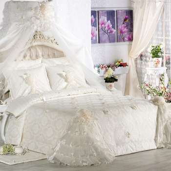 Невеста постель. Свадебное покрывало на кровать. Свадебная кровать. Свадебное покрывало невесты. Покрывало для невест в спальню.