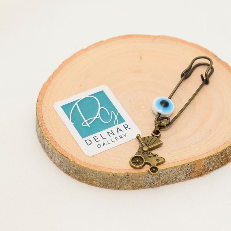 سنجاق سینه دخترانه دلنار گالری مدل کالسکه و چشم نظر