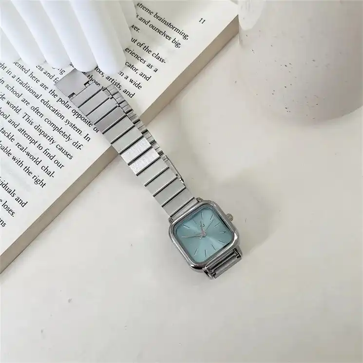 ساعت مچی عقربه ای زنانه مدل کلاسیک بند ریلی فلزی کد 2