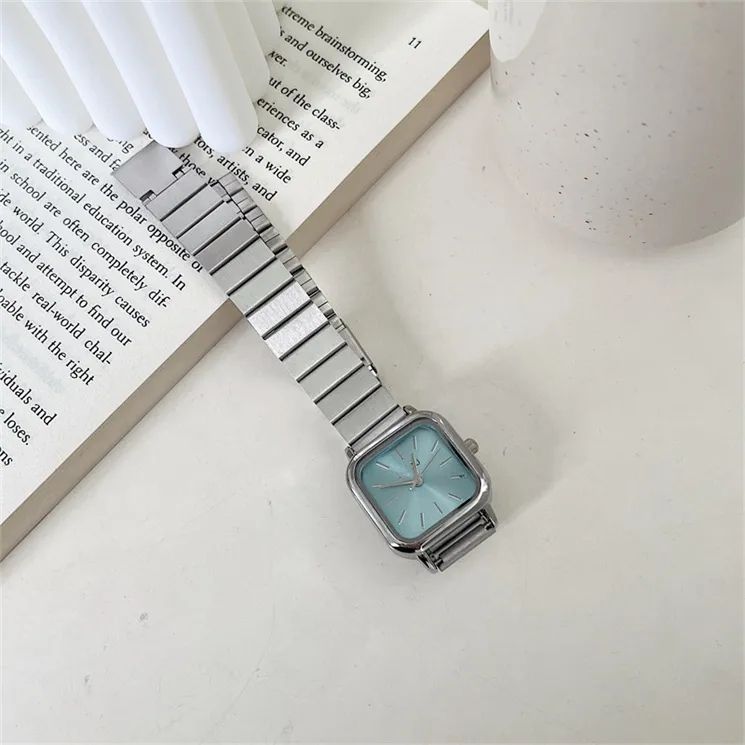 ساعت مچی عقربه ای زنانه مدل کلاسیک بند ریلی فلزی کد 2 -  - 2