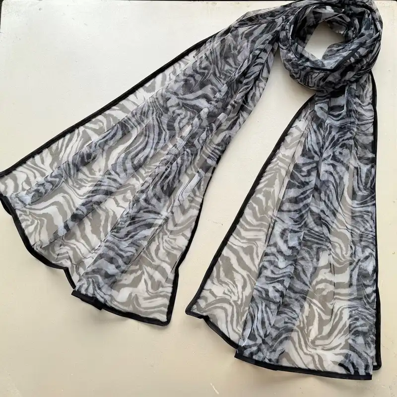 شال زنانه مدل توری زبرا گورخری نوار دوزی شده ابر و بادی