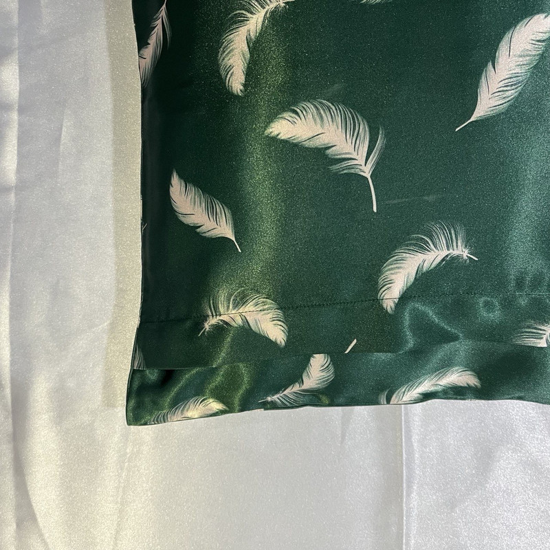 رو بالشی مدل ساتن ابریشم طرح پر به همراه کلاه خواب و چشم بند و کش مو