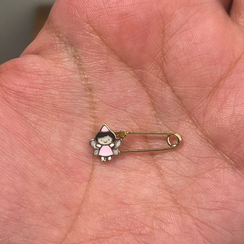 سنجاق سینه طلا 18 عیار بچگانه ماوی گالری مدل فرشته دخترک