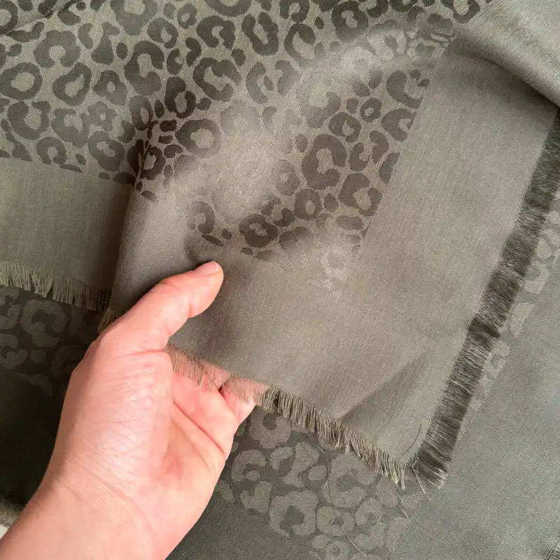 روسری زنانه مدل نخی ژاکارد پلنگی مهمانی قواره بزرگ 140 چهارفصل