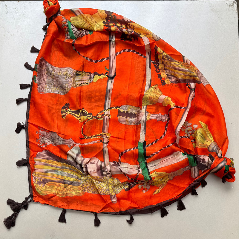 روسری زنانه مدل حریر ابرشیم طرح سنتی دور منگوله ای کد 5