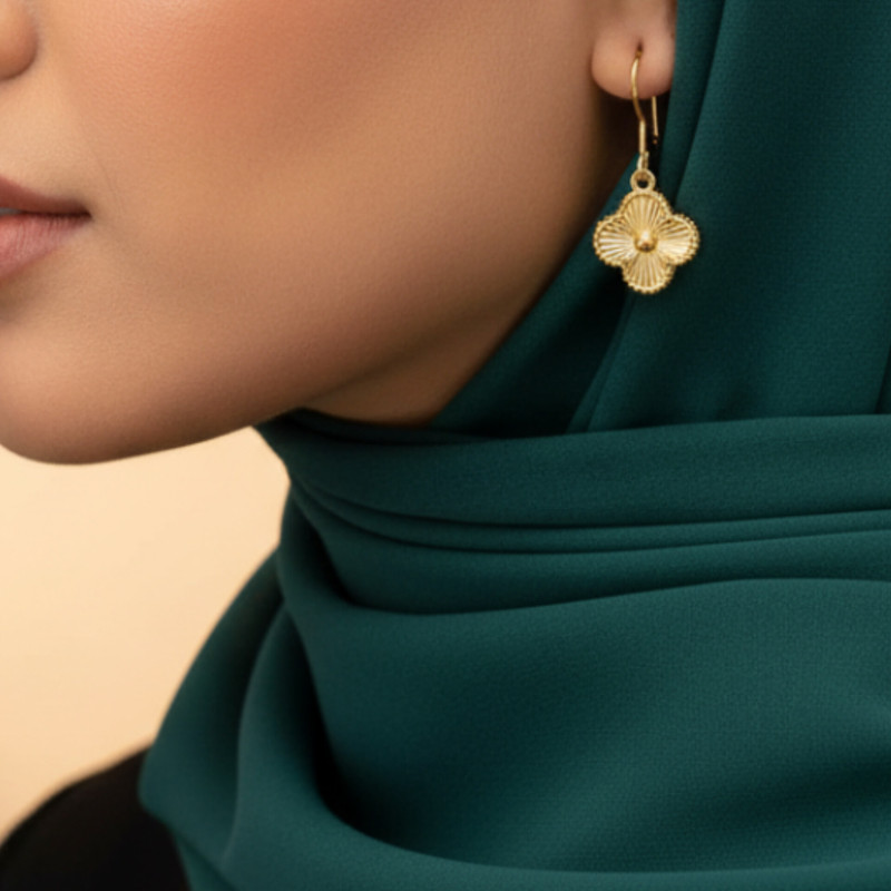 گوشواره عصایی طلا 18 عیار زنانه با طرح ونکلیف آرپلز طلای کامک مدل گل - 2
