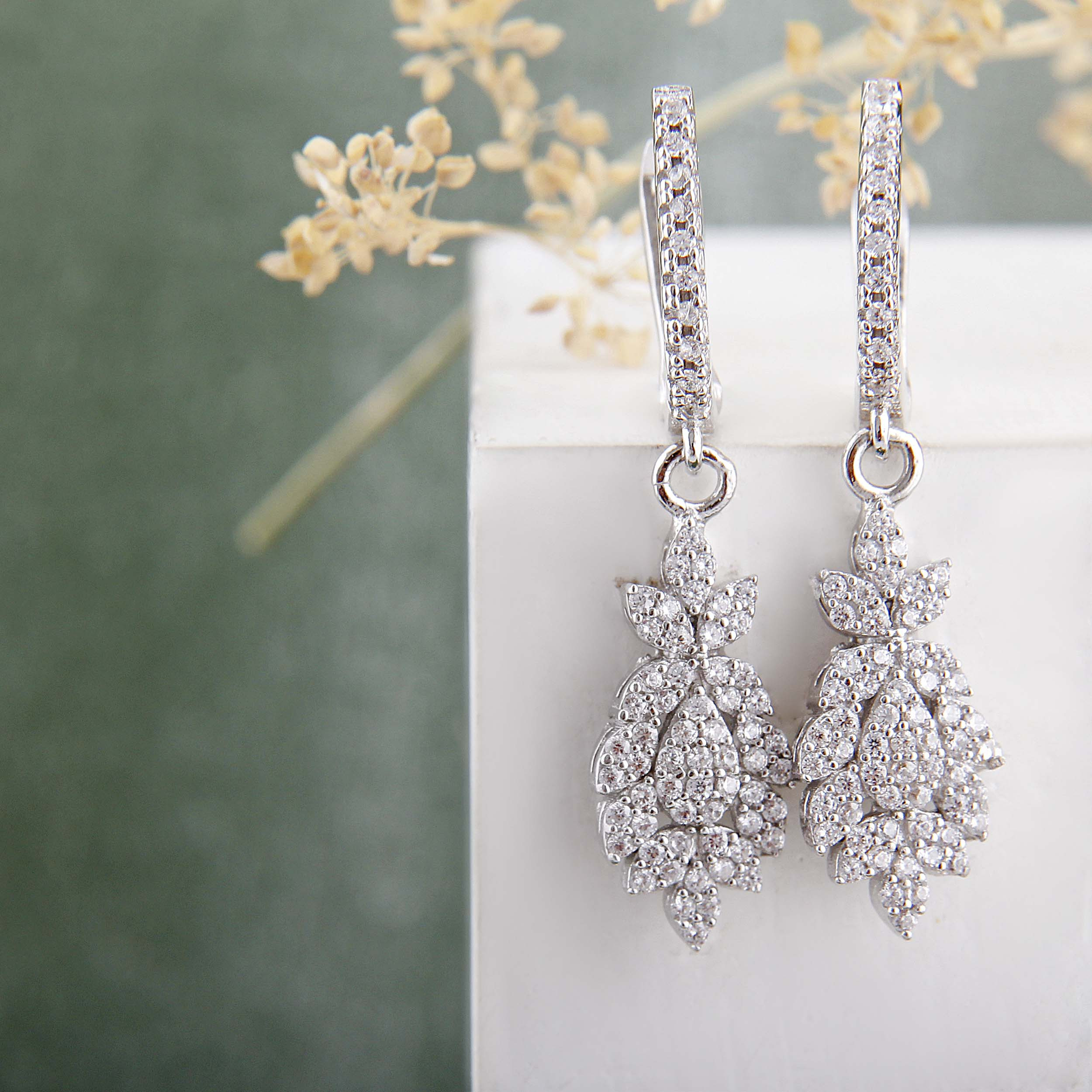 گوشواره نقره زنانه بازرگانی میلادی قالب مدل فول نگین آبکاری رادیوم کد GZN_397 گوشواره نقره زنانه بازرگانی میلادی قالب مدل فول نگین آبکاری رادیوم کد GZN_397