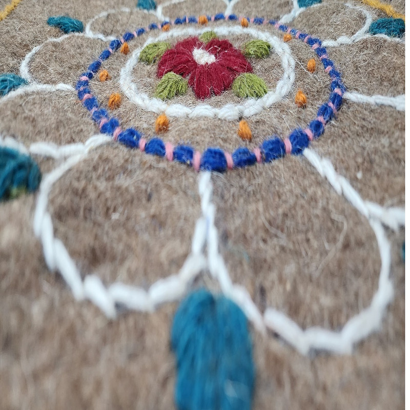 نمد فرش مدل گل دوزی شده طرح اسلیمی بیضی