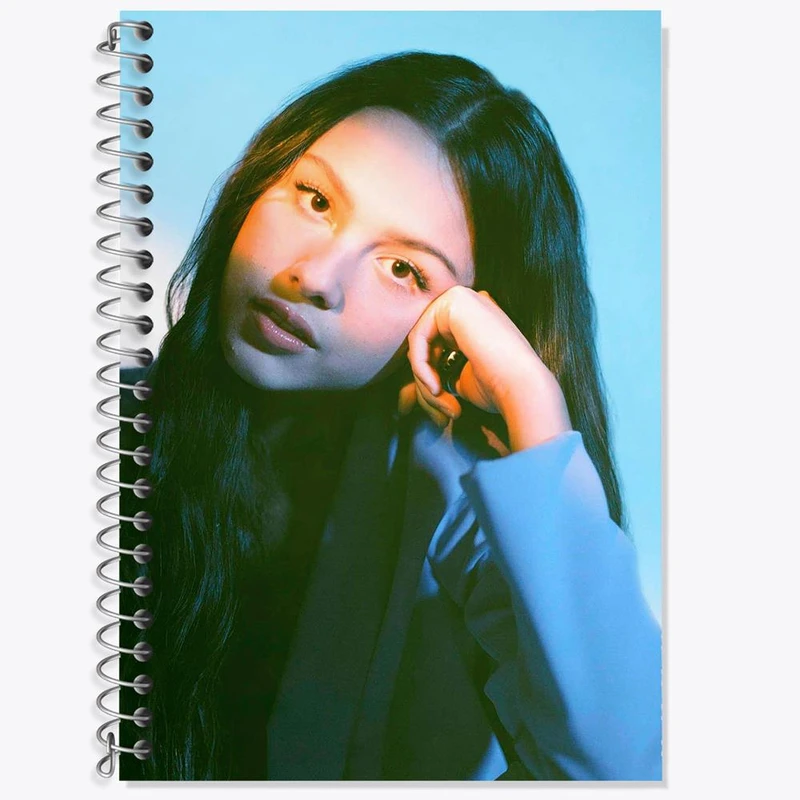 دفتر لغت 50 برگ خندالو مدل اولیویا رودریگو Olivia Rodrigo کد 19257