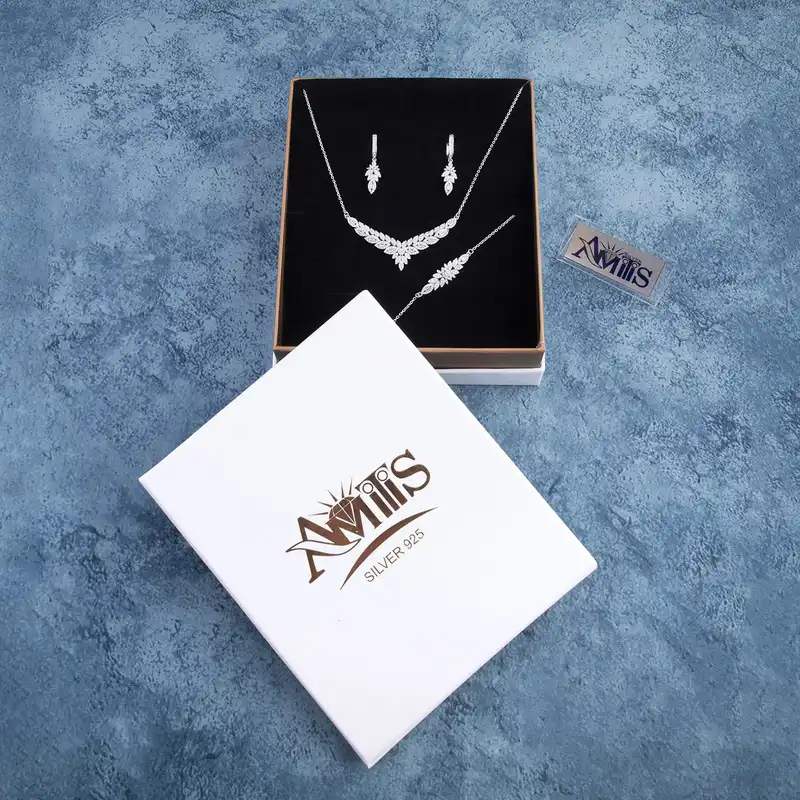 نیم ست نقره زنانه مدل برلیان امرالد AMT-N212