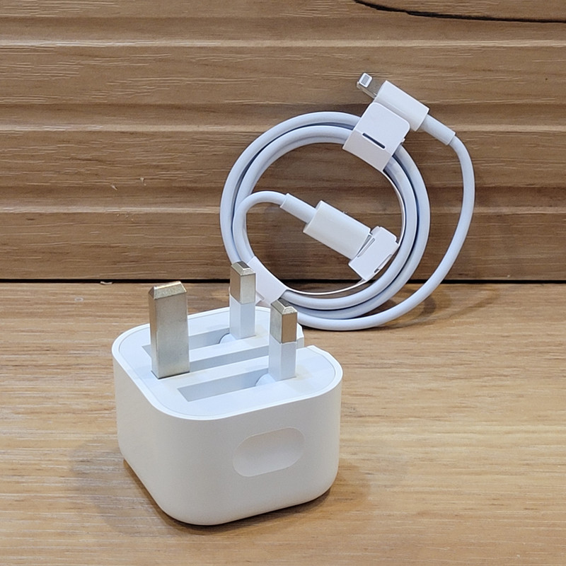 شارژر دیواری  20 وات مدل ZP/A به همراه کابل شارژ  USB-C به  Lightning