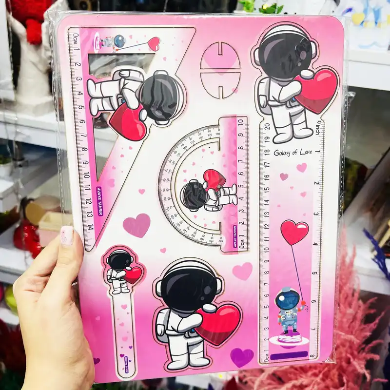 بسته لوازم تحریر مدل فضانورد قلبی مجموعه 5 عددی