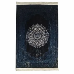 فرش ماشینی 700 شانه زمینه سرمه‌ای حاشیه آبی کاربنی مدل بلوچی طرح پتینه