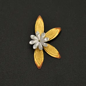 آویز گردنبند طلا 18 عیار زنانه مدل آلاله