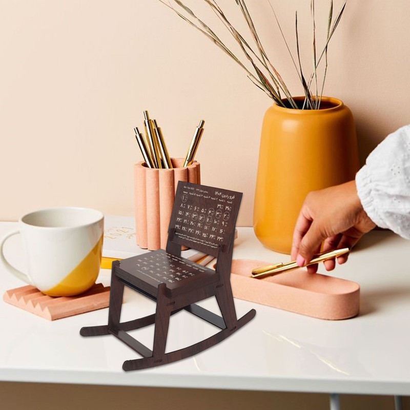 تقویم رومیزی سال 1404 مدل صندلی راک چوبی