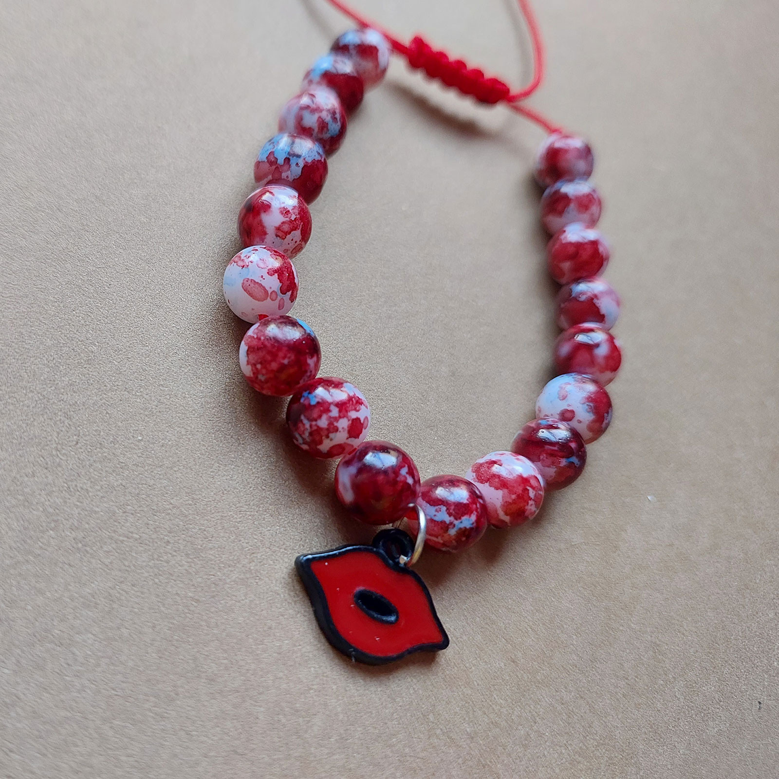 دستبند زنانه مدل آبرنگی آویز طرح لب کد HC146 دستبند زنانه مدل آبرنگی آویز طرح لب کد HC146