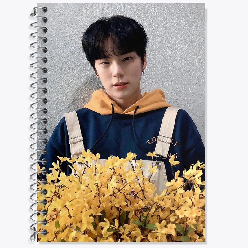 دفتر زبان 50 برگ خندالو مدل دو خط طرح مینهیوک گروه مانستا اکس MONSTA X کد 21167