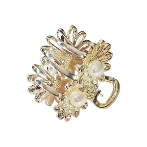 کلیپس مو زنانه طرح 2 گل بابونه نگین دار مدل 1432