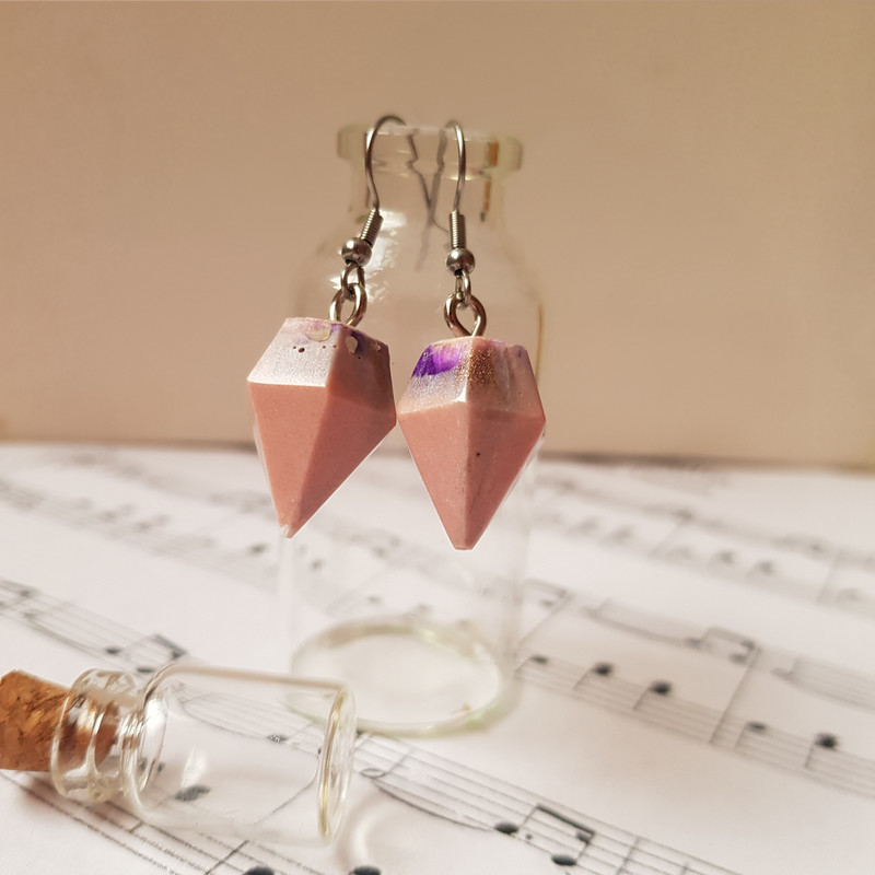 گوشواره دخترانه مدل رزینی مدل منشور 1