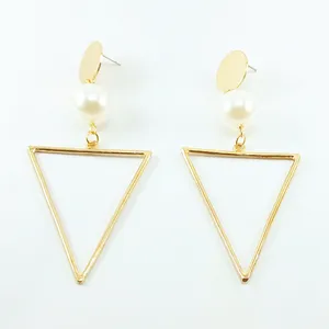 گوشواره زنانه مدل فشن مثلث مرواریدی