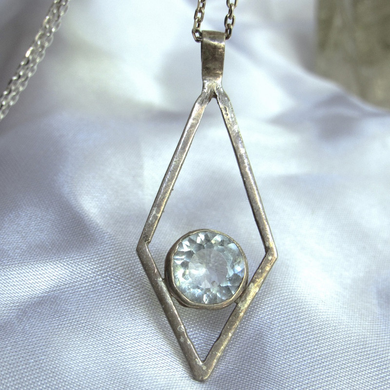 آویز گردنبند مدل توپاز با زنجیر