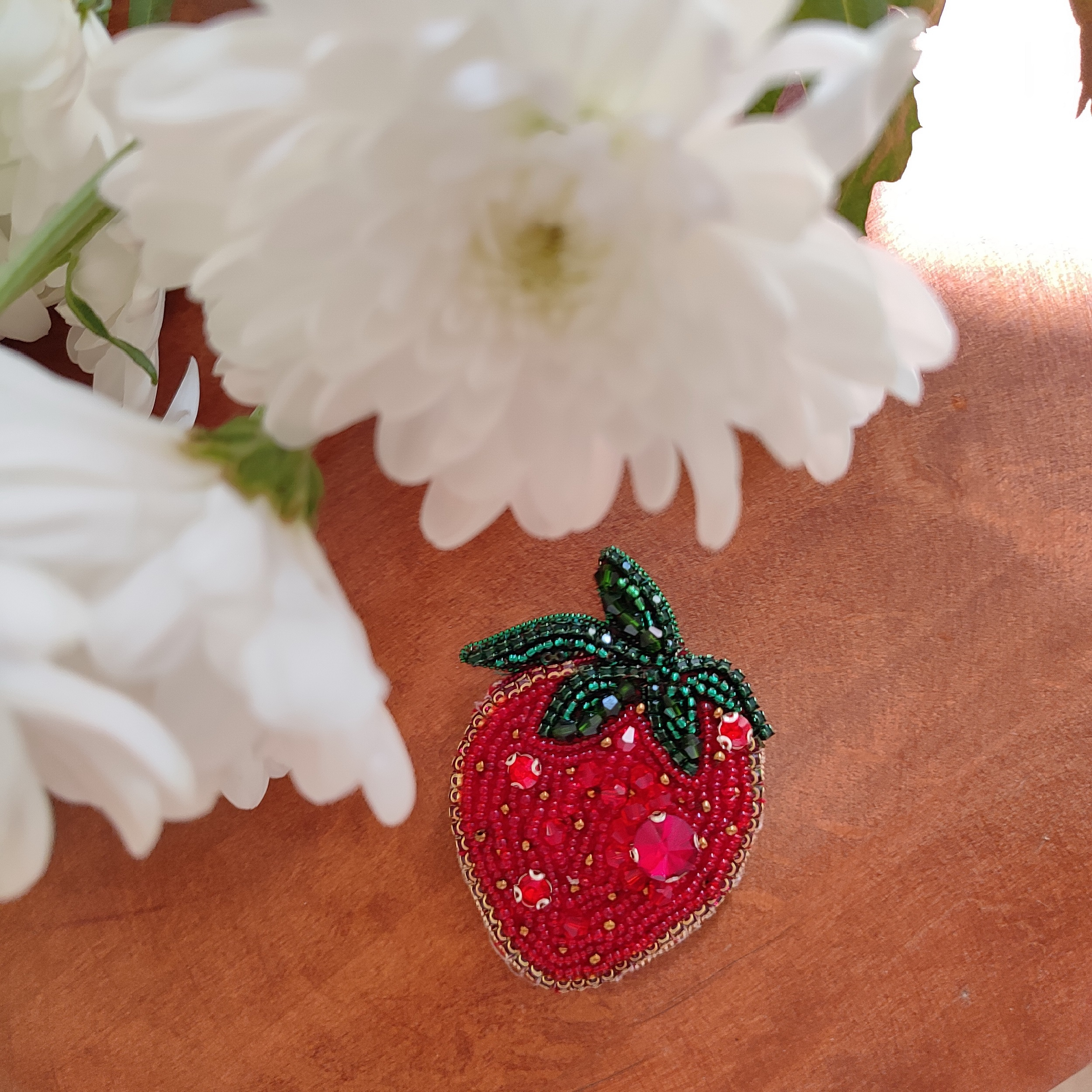 سنجاق سینه دست ساز زنانه مدل توت فرنگی