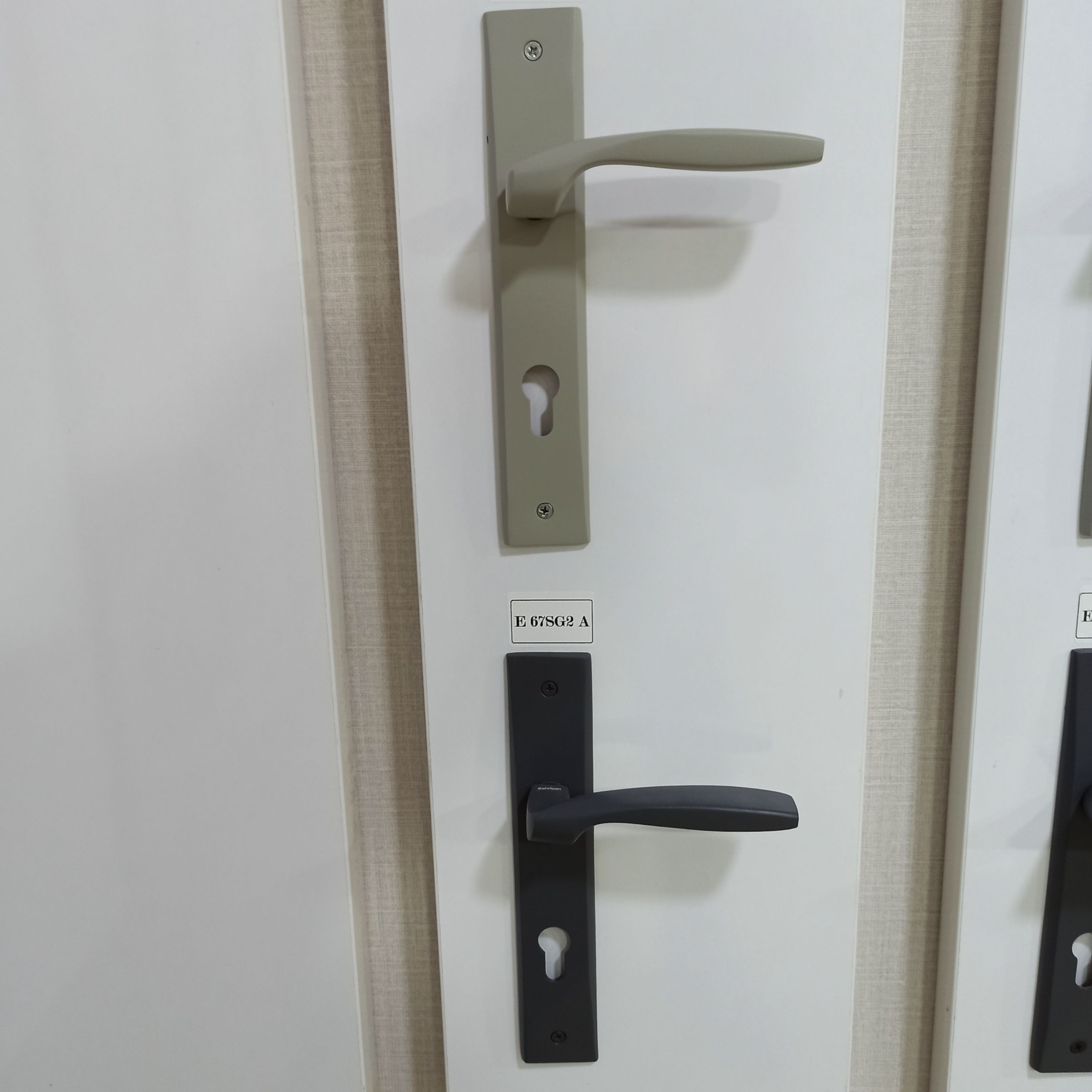 دستگیره در بهریزان مدل E6700A بسته دو عددی دستگیره در بهریزان مدل E6700A بسته دو عددی