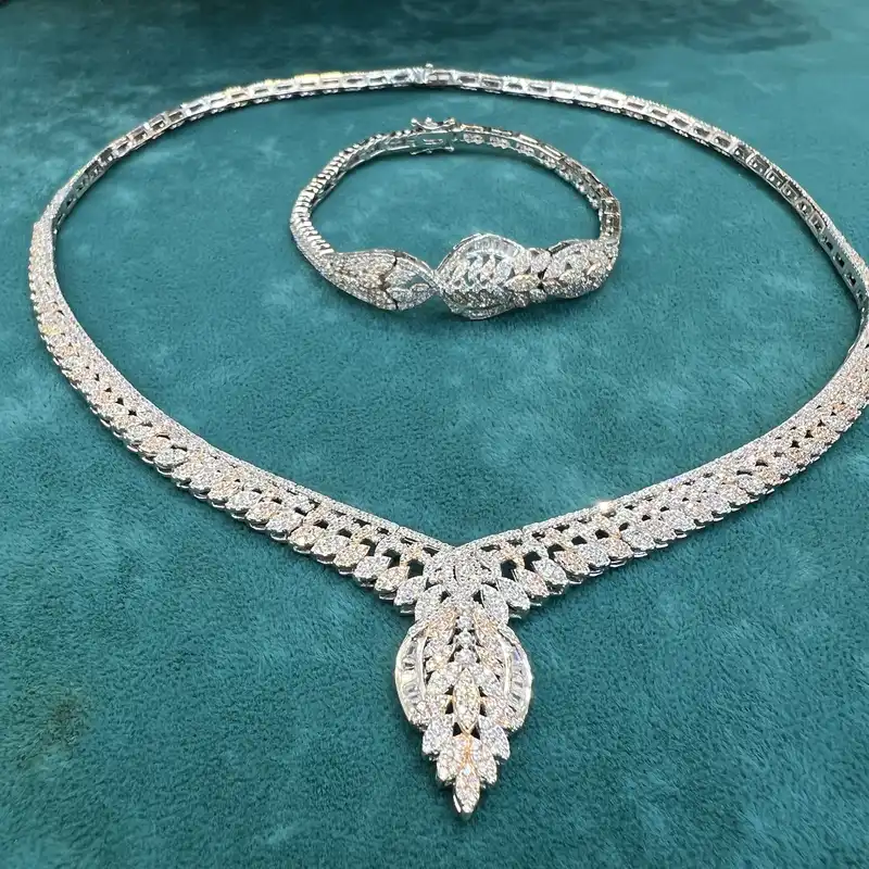 نیم ست نقره زنانه مدل سوپر لوکس جواهری مزین به روکش طلای و نگین اتریشی 39-23